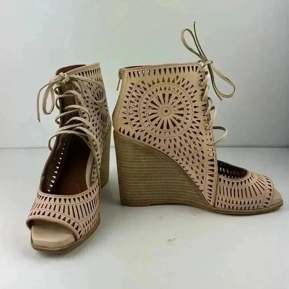 JEFFREY CAMPBELL SIZE 7.5 NW Box WEDGE EYELET CUT OUT LEATHER BOHO OPEN TOE - Picture 1 of 11